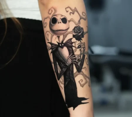 Tatuaje de Jack Skellington con rosa · Samantha Jack Skellington con una rosa y espirales en el antebrazo