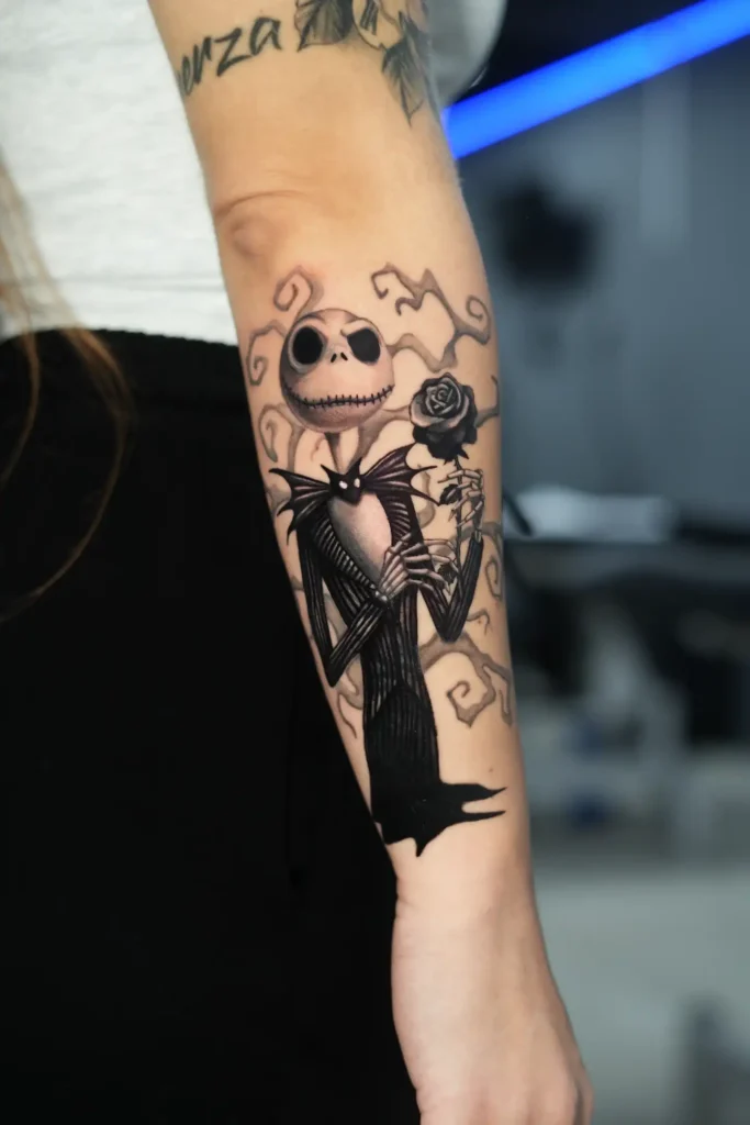 Jack Skellington con una rosa y espirales en el antebrazo
