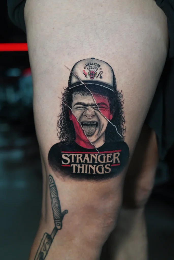 Personaje de Stranger Things a color con el logo de la serie en el muslo
