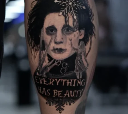 Tatuaje de Eduardo Manostijeras · Samantha Eduardo Manostijeras con copo de nieve y la frase Everything has beauty en el gemelo