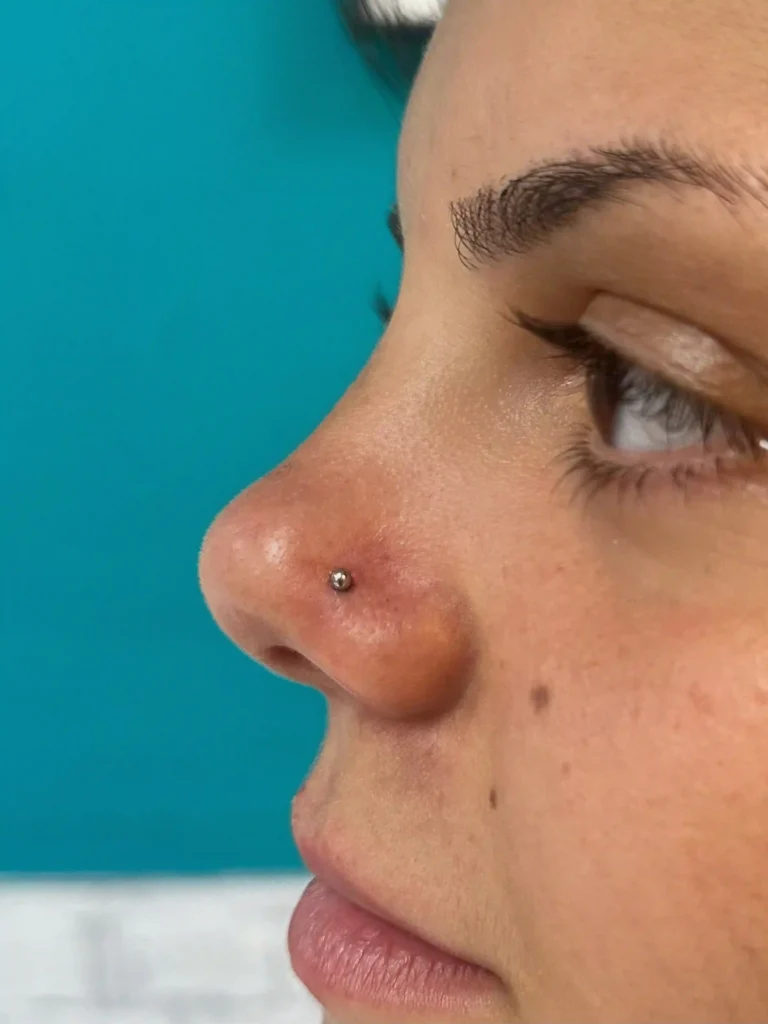 Piercing nostril de brillante visto de perfil