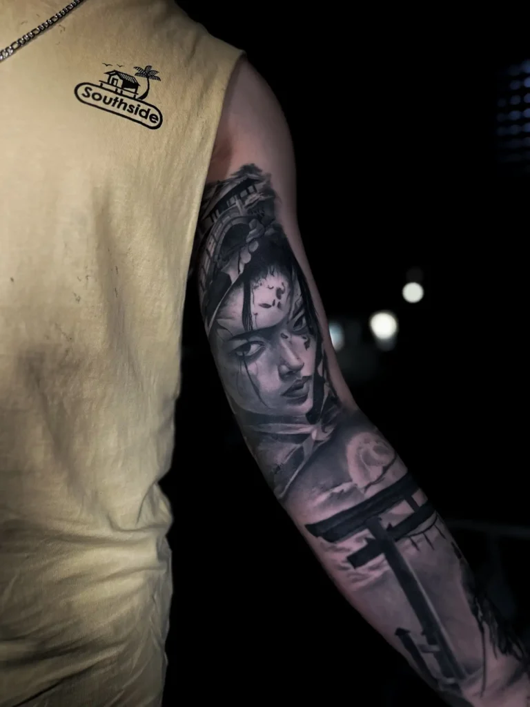 Retrato realista femenino con arquitectura urbana en el brazo