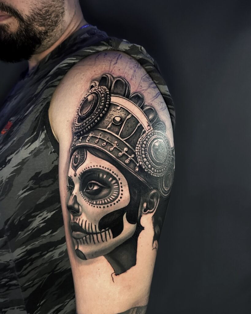 Calavera de catrina realista en el hombro