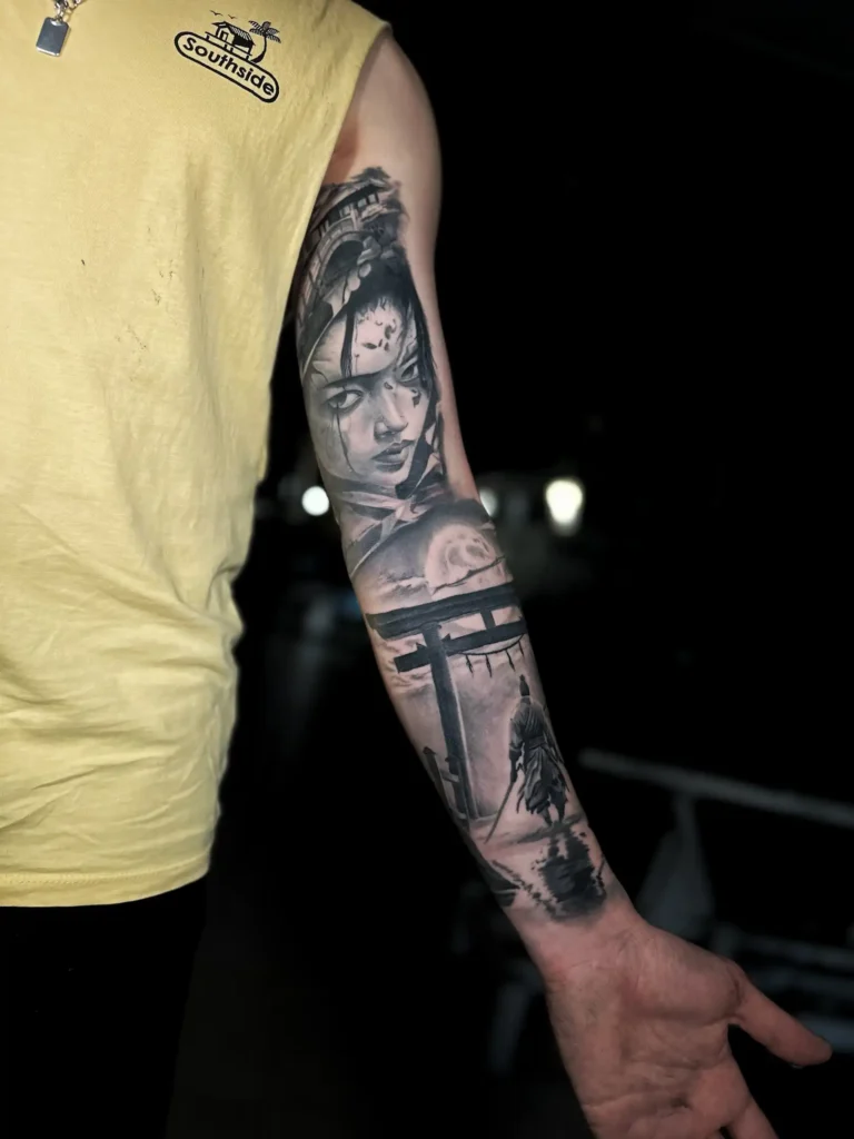 Retrato realista femenino con arquitectura en el antebrazo