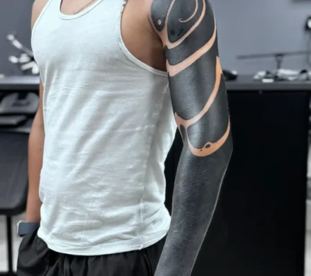 Tatuaje blackout con franjas en el brazo · Gabri Brazo con franjas de blackout y la piel en negativo