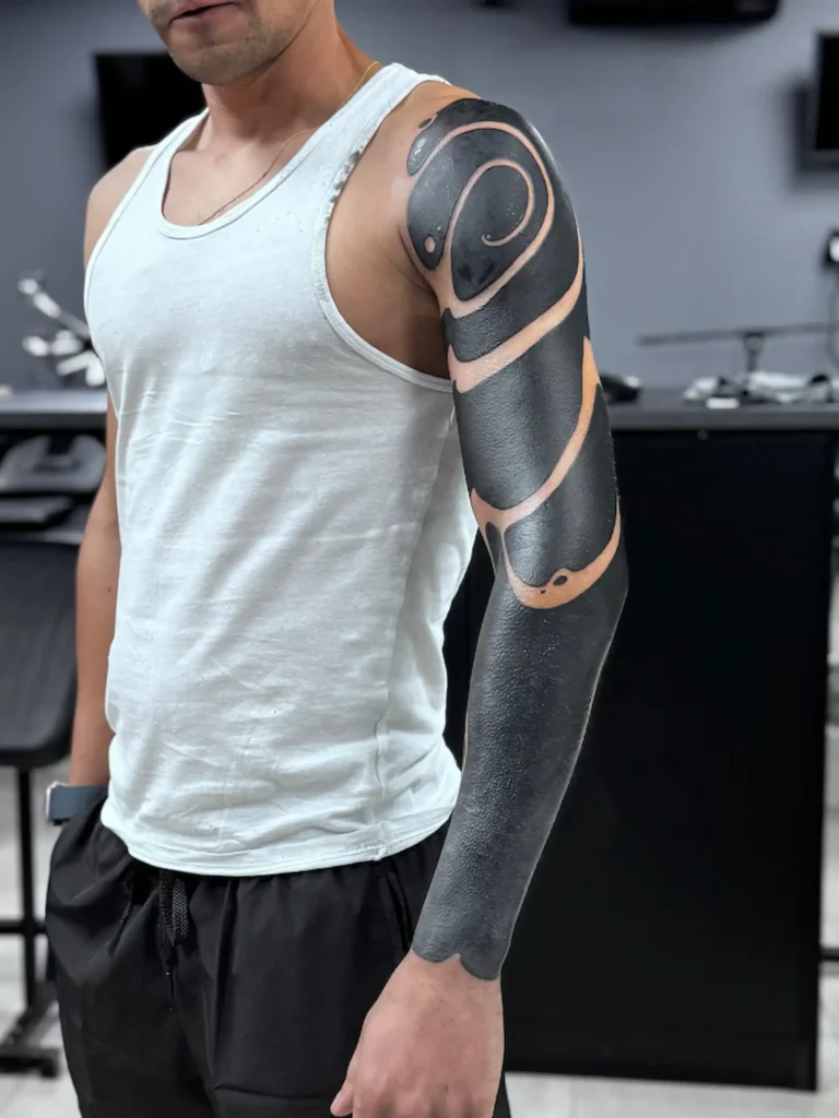 Brazo con franjas de blackout y la piel en negativo
