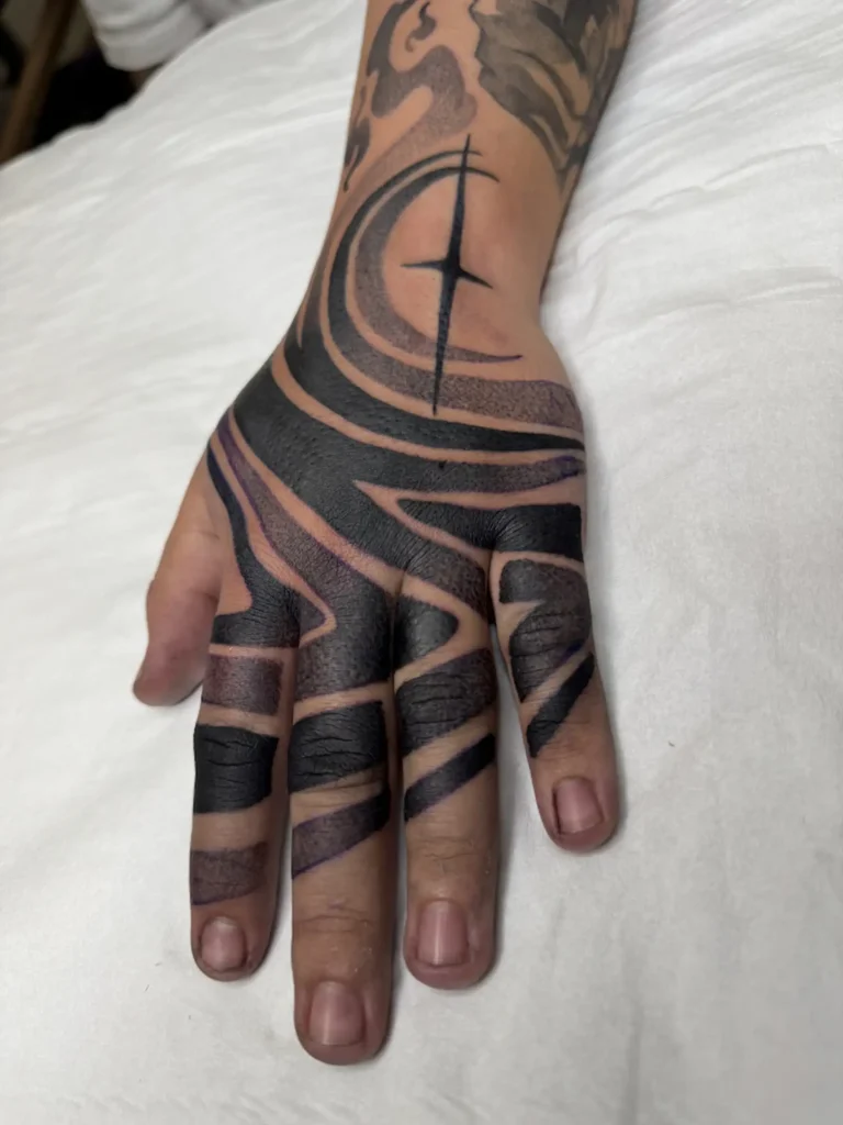 Mano y dedos cubiertos de blackout con líneas en negativo