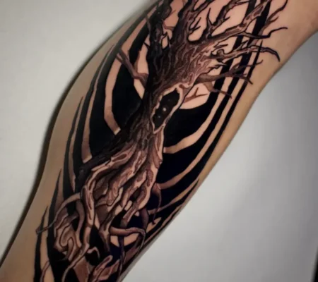 Tatuaje blackwork orgánico de ramas · Gabri Antebrazo con blackwork orgánico de ramas y raíces