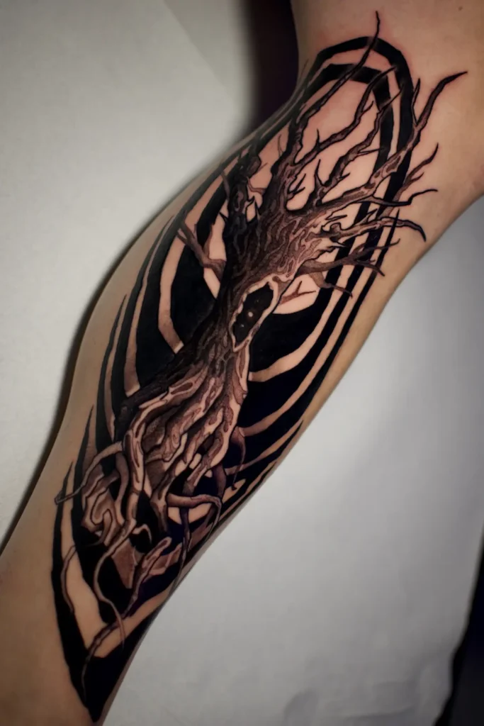 Antebrazo con blackwork orgánico de ramas y raíces