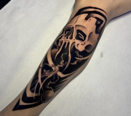 Tatuaje blackout con calavera en negativo · Gabri Antebrazo de blackout con una calavera dibujada en negativo