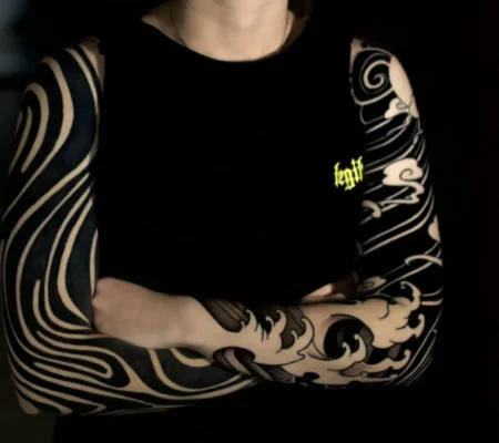 Tatuaje blackwork de olas japonesas en ambos brazos · Gabri Ambos brazos con blackwork de olas japonesas en negro