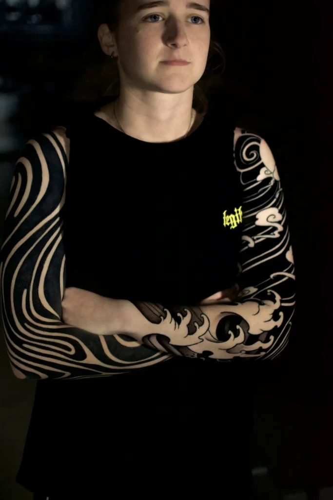 Ambos brazos con blackwork de olas japonesas en negro