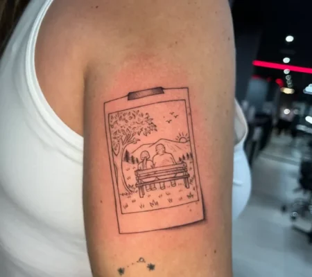 Tatuaje fine line de una polaroid · Dennys Polaroid con un paisaje tatuada en fine line en el brazo