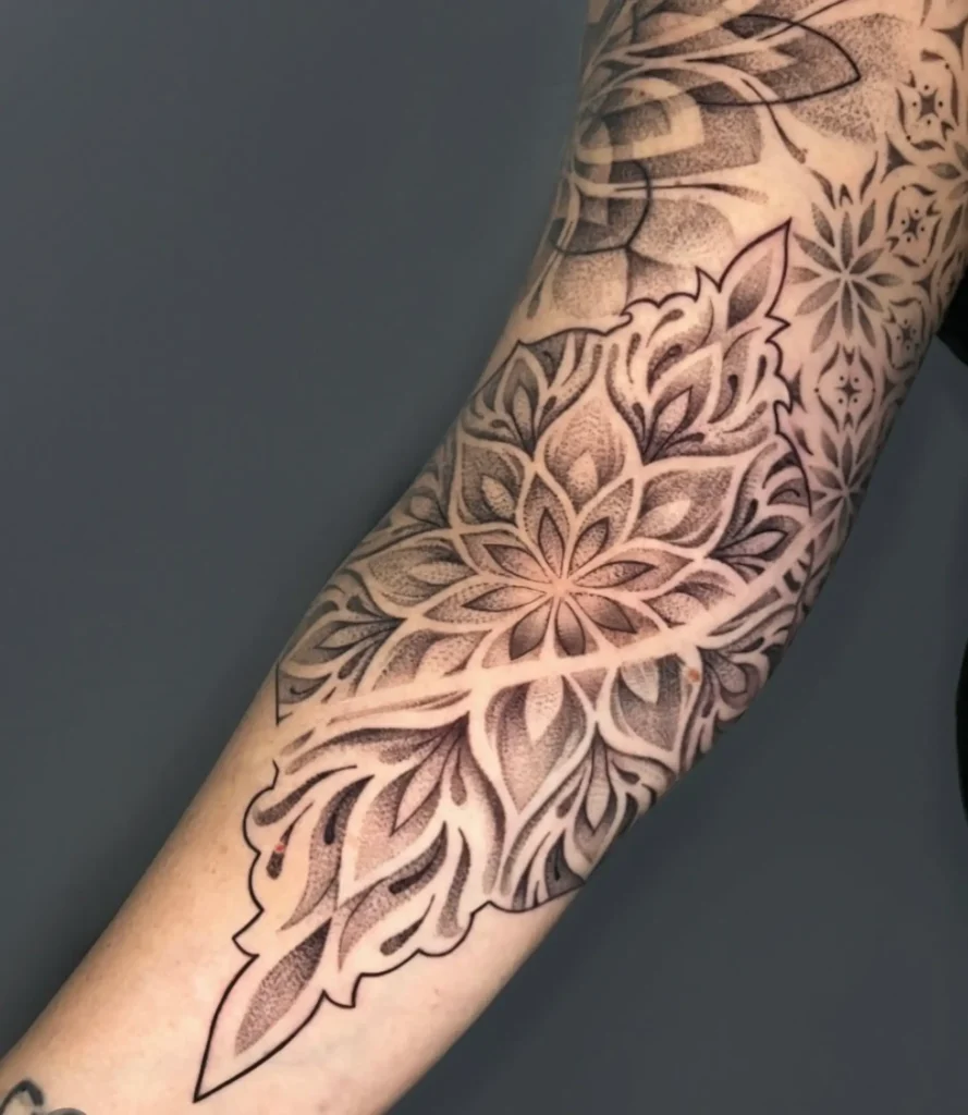 Brazo con mandalas florales en puntillismo
