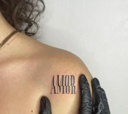 Tatuaje de lettering AMOR · Dennys Lettering AMOR en el hombro