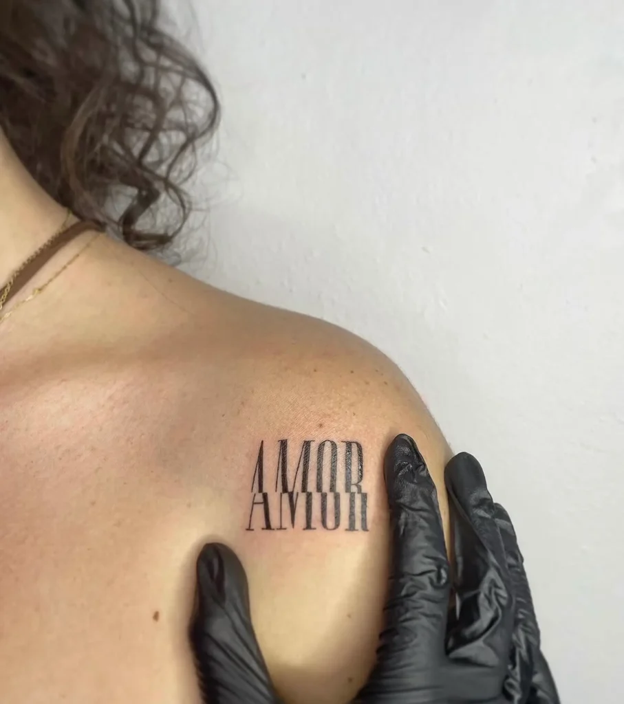 Lettering AMOR en el hombro