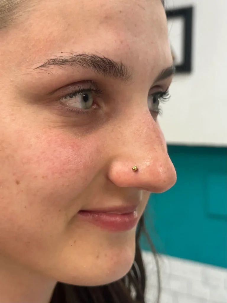 Chica con un piercing nostril de brillante