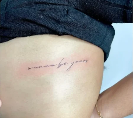 Tatuaje de lettering manuscrito · Isabella Lettering manuscrito en fine line en el costado