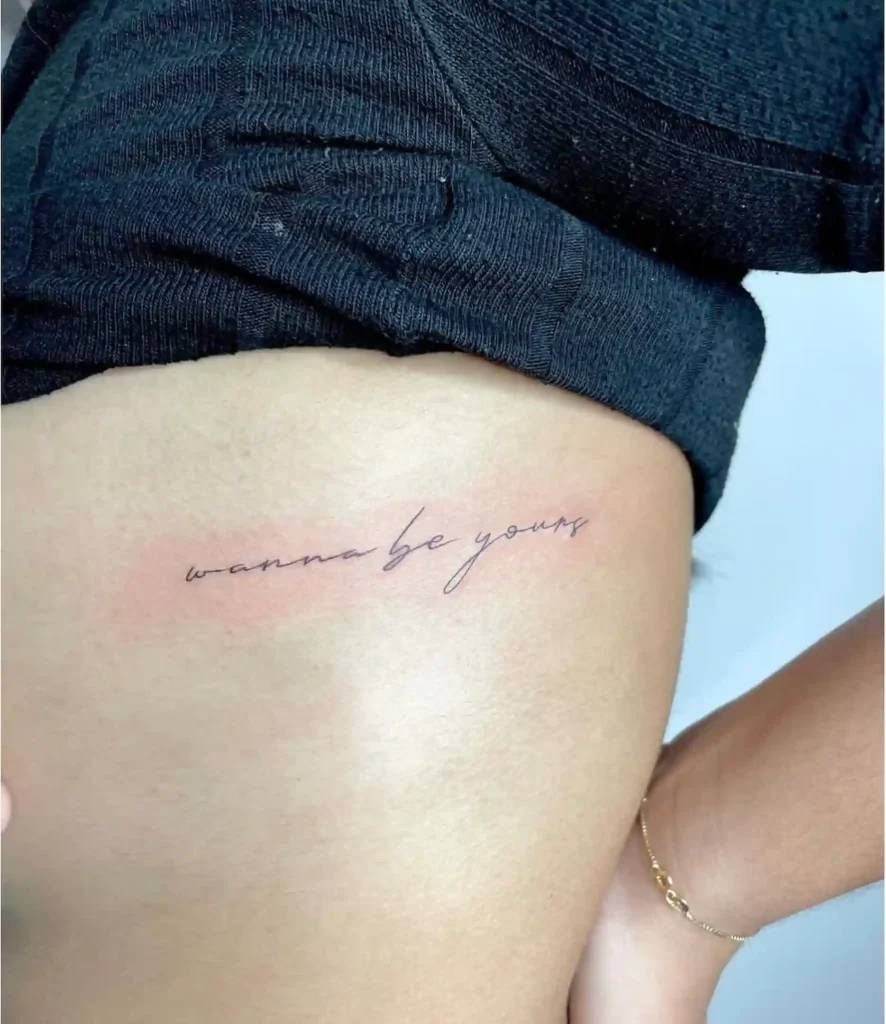 Lettering manuscrito en fine line en el costado