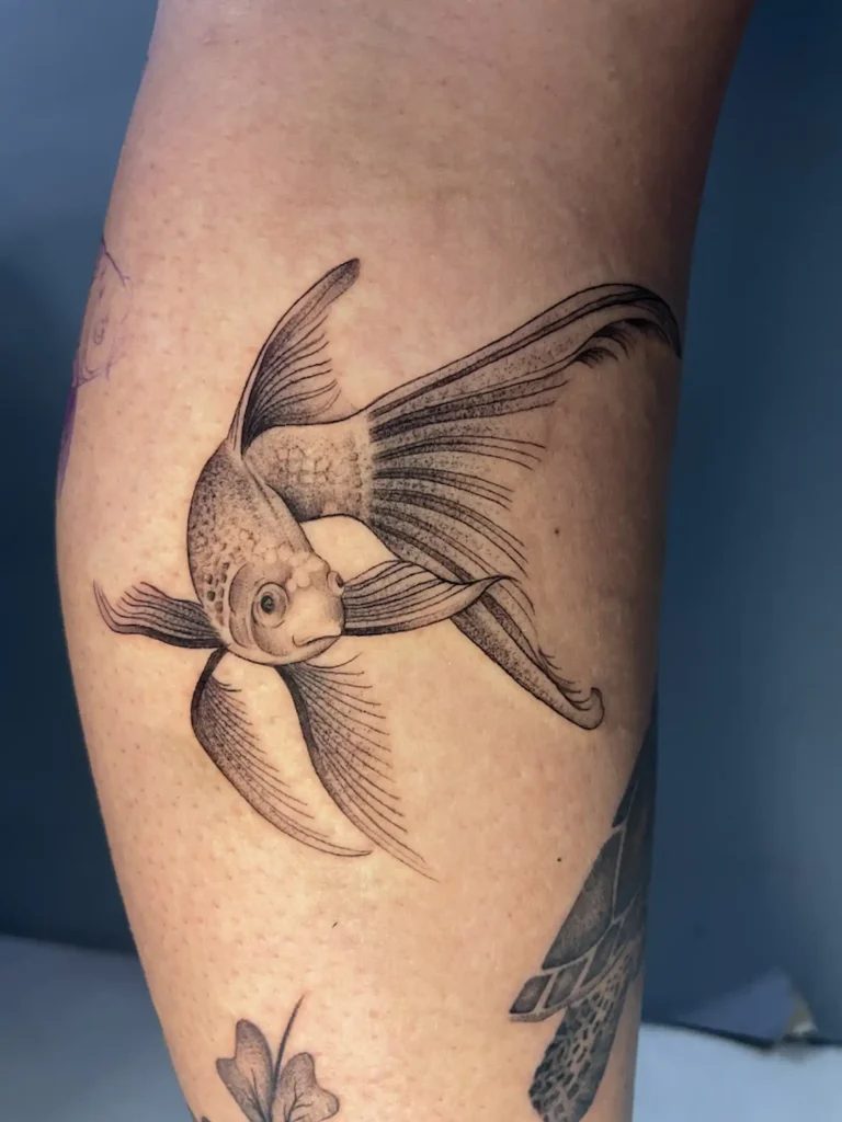 Pez betta en fine line en el brazo