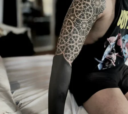 Tatuaje geométrico con el antebrazo en blackout · Jean Marco Manga geométrica con el antebrazo en negro sólido