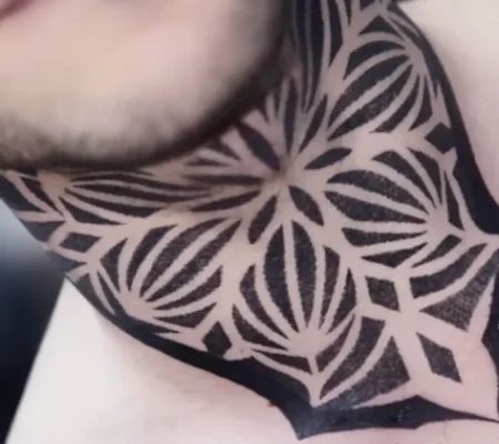 Tatuaje de mandala de pétalos en pecho y cuello · Jean Marco Pecho y cuello con un mandala de pétalos en negro sólido