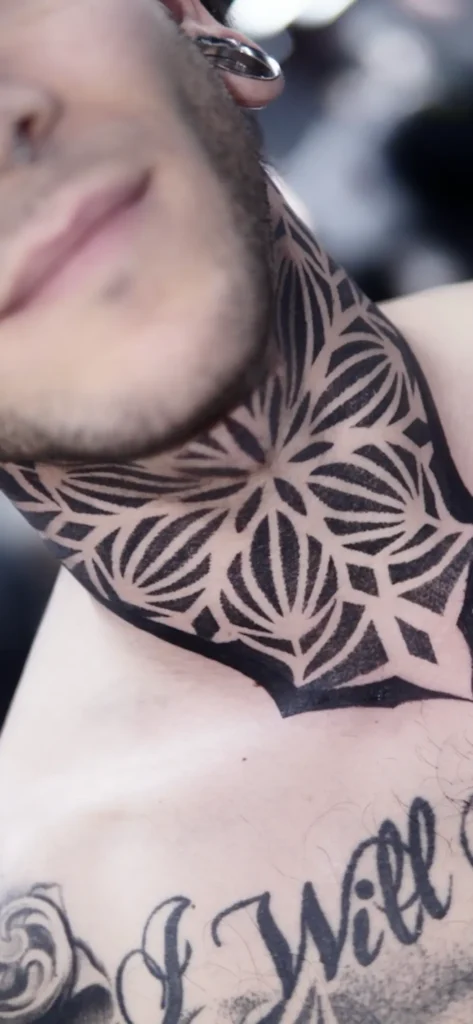 Pecho y cuello con un mandala de pétalos en negro sólido