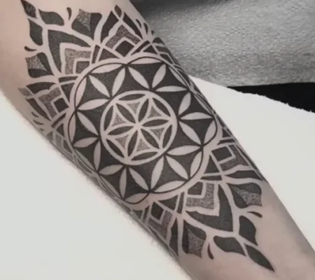 Tatuaje geométrico de patrones triangulares · Jean Marco Antebrazo con una banda de patrones triangulares repetidos