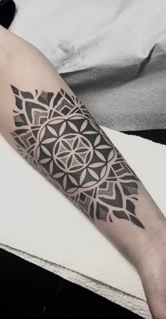 Antebrazo con una banda de patrones triangulares repetidos