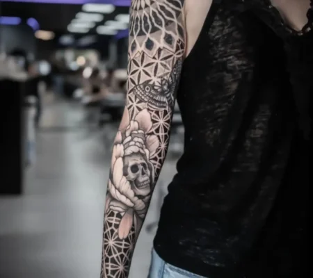 Tatuaje geométrico en puntillismo con calavera · Jean Marco Manga geométrica en puntillismo con una calavera integrada