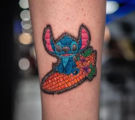 Tatuaje a color de Stitch · Samantha Stitch a color con efecto de parche bordado sobre una tabla de surf