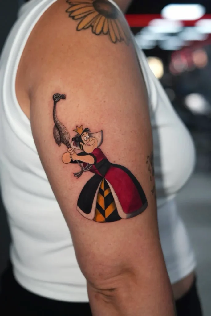 Reina de Corazones de Alicia en el País de las Maravillas tatuada a color en el brazo